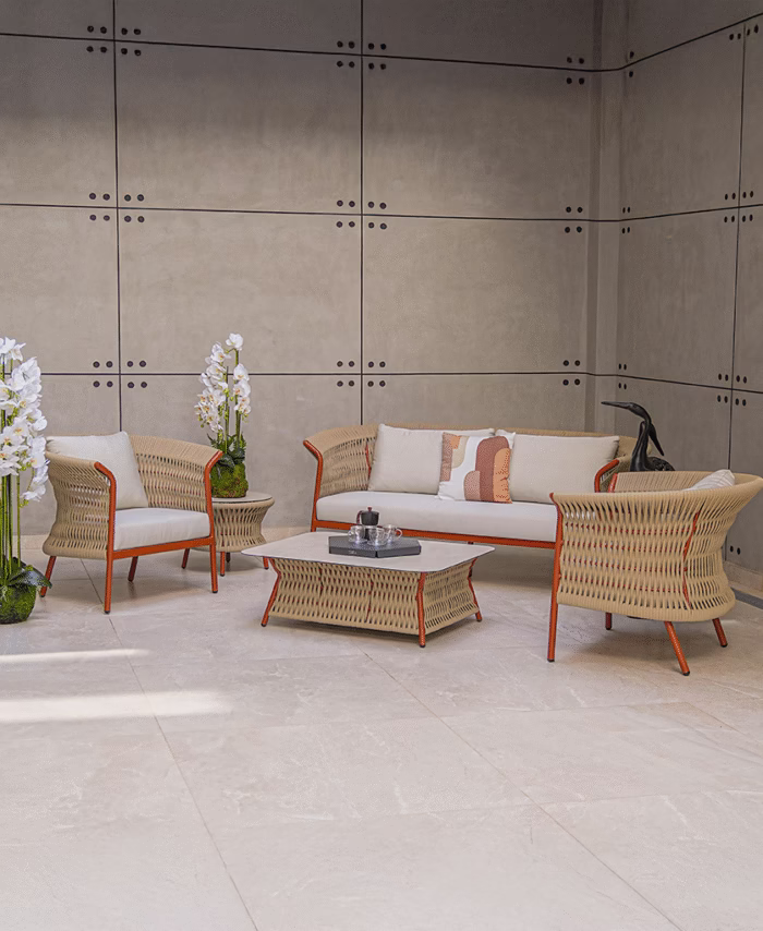 Salon de jardin Vera Ketter en corde textile beige et tables céramique.