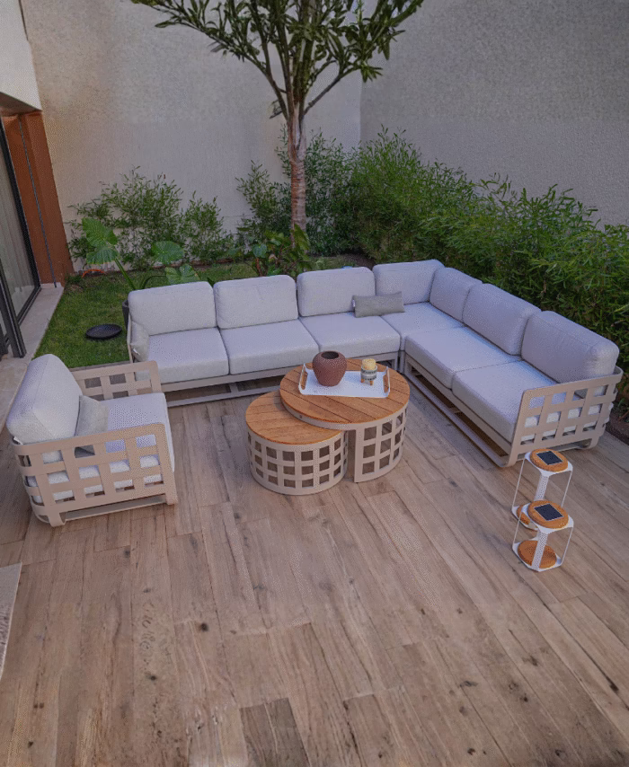 Grand salon de jardin d'angle Seychelles Ketter avec tables en teck.