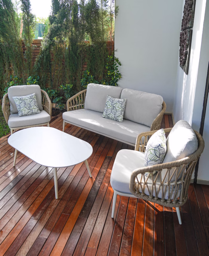 Salon de jardin Toscaview 4 pièces installé sur une terrasse en bois avec coussins gris