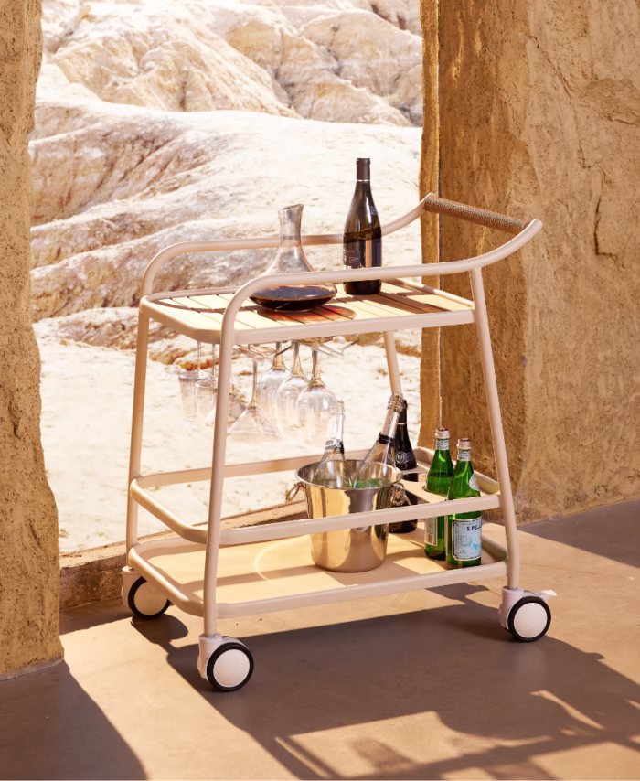 Mise en situation d'un chariot de service extérieur sur une terrasse ensoleillée