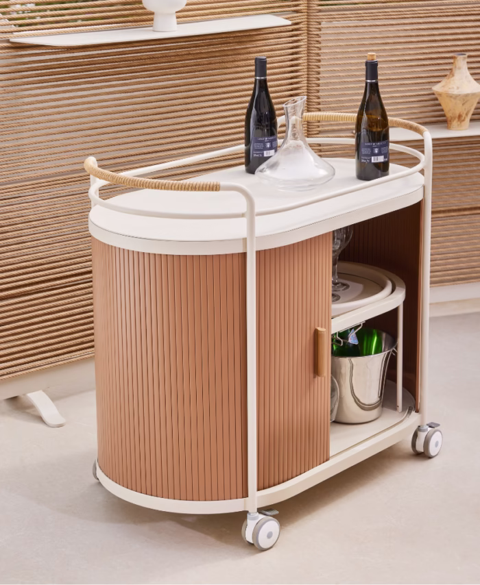Chariot bar extérieur Eden Box blanc et effet bois avec bouteilles de vin sur une terrasse design